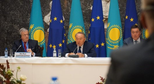 "Казахстан лучше, чем другие". Как Назарбаев приглашал европейских бизнесменов