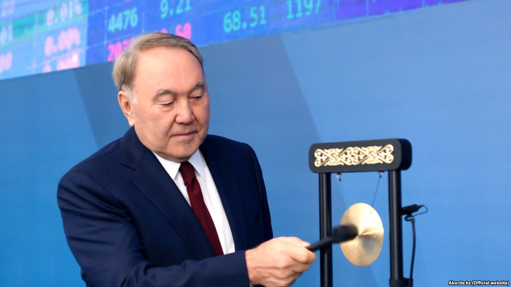 Назарбаев просит растолковать норму о прекращении полномочий президента