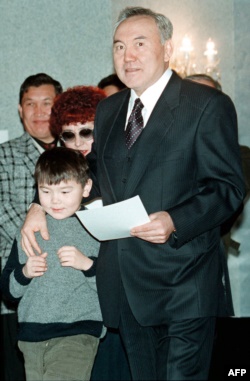 Нурсултан Назарбаев с Айсултаном на избирательном участке в Астане в день президентских выборов. 10 января 1999 года