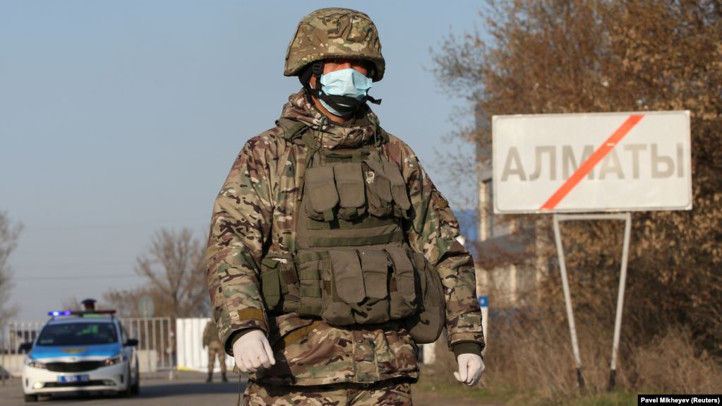 Казахстанский военнослужащий на блокпосту на въезде в закрытый на карантин Алматы.