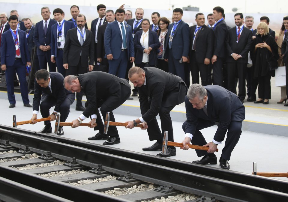 Новый шелковый путь. Кому угрожает дорога Азербайджана и Турции в обход России