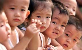 Китай смягчает политику ограничения рождаемости