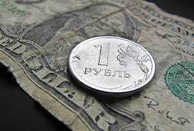 «Долларов не было, покупали рубли». Как в СНГ девальвируют валюты