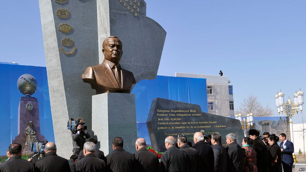 Почести Каримову в ходе первого зарубежного визита Мирзияева