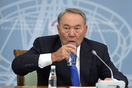 Назарбаев предложил стране отказаться от фуа-гра, бананов и Land Cruiser