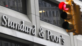 S&P: банки Казахстана понесут убытки из-за ослабления тенге