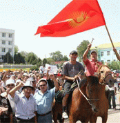 Киргизский политический спектакль.  Накануне выборов в парламент ситуация в республике накаляется.