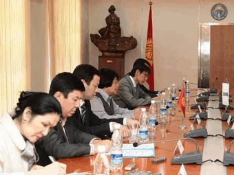 Временное правительство решило урезать полномочия президента Киргизии
