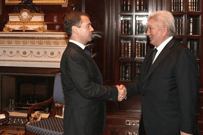 Дмитрий Медведев встретился с председателем киргизской партии  «Ар-Намыс» Феликсом Куловым. Обсуждалась текущая ситуация в Киргизии.