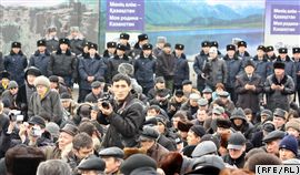 Руководители митинга на площади Республики попросили народ «сохранять спокойствие»