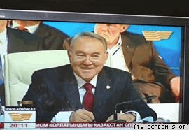 Назарбаев с улыбкой отверг затею ввести его особый статус в Конституцию