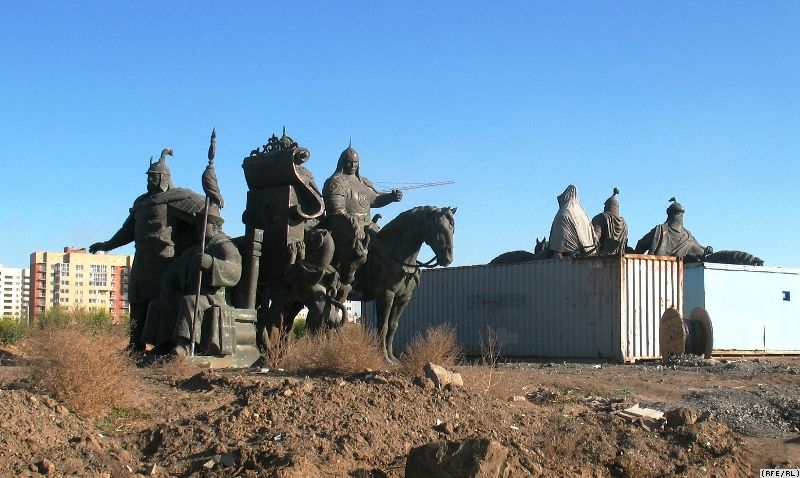 Памятники основателям Казахского ханства заброшены на пустырь на окраине Астаны