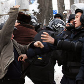 Казахстан накажет полицейских за Жанаозен